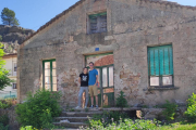 Ángela y Javier frente a la antigua casona que han comprado en Rabanera del Pinar.