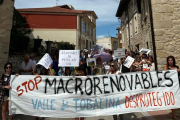 Alrededor de 300 personas protestan contra las macroplantas solares en el Valle de Tobalina (Burgos).