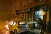 Intervención de los Bomberos de Burgos en el incendio de un vehículo en la calle Emperador.