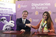 Borja Suárez y Verónica Pascual firman el acuerdo.