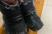 Imagen de unas botas de una agente de la Policía Local.