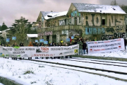 Manifestación en la estación de Robregordo-Somosierra en defensa del Tren Directo.