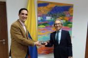 Álvaro Martínez y Eduardo Ávila, embajador de Colombia en España.
