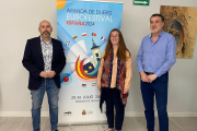 Noa Simón, de Eurofestival 2024, con los concejales Juan Manuel Martín y José Antonio Fuertes