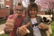 Blanca junto a su padre, David, enfermo de alzhéimer desde hace diez años.