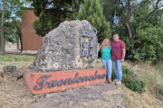 Nacho Rincón posa junto su mujer, Estefanía, en Fuentenebro