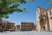 La iglesia de San Esteban también destaca por su valor histórico y arquitectónico en la Plaza Mayor de Roa de Duero.