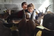 María posa con su hijo y algunas de sus cabras