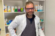 David posa en su farmacia de Caleruega