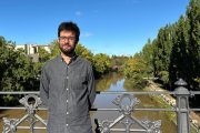 El concejal de Medio Ambiente, Carlos Medina, posa junto al río Duero