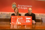 La concejal de Cultura, Marta Alegría, presentaba la campaña de bonos junto a Víctor Adot, de la Asociación Provincial de Libreros de Burgos.