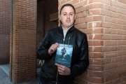 El escritor David López Cabia, con un ejemplar de su última novela, ‘Nunca quiso ser un héroe’.