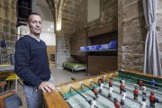 David Polo, coordinador del programa de Personas Sin Hogar de Cáritas Burgos, en las dependencias de la Unidad de Mínima Exigencia.