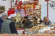 Ambiente navideño en el mercado provisional de la plaza España.