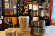 Begoña posa con los garbanzos solidarios
