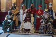 Los Reyes Magos, y sus pajes, con la alcaldesa de Burgos, Cristina Ayala, y la edil de Festejos, Carolina Álvarez.