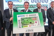 Ismael Pérez, Borja Suárez y Rubén Martínez posan tras el cupón dedicado a Burgos.