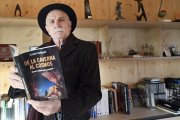 Eudald Carbonell con su nuevo libro, 'De la calavera al cosmos'.
