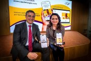 El director general de Fundación Caja de Burgos, Rafael Barbero, y su responsable de Comunicación, Ana Carretero, en la presentación de la nueva web de la organización.