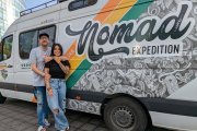Marina y Abraham posan con la furgoneta con al que recorren el continente americano.