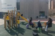 Un grupo de alumnos de Infantil juega en los columpios del patio de Primaria del colegio Antonio Machado.