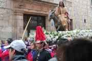 La borriquilla regresa desde la catedral a la parroquia de San Lorenzo tras suspenderse la procesión.