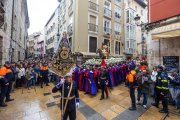 El paso de la Borriquilla llega a la calle San Lorenzo para recogerse en su parroquia.