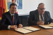 Archivo - Carriedo (i) y Vázquez, durante la firma del protocolo.
