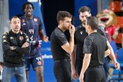 Salva Camps, con cara de circunstancias, espera el fallo arbitral de una jugada del partido ante Obradoiro.