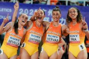 Las cuatro componentes del relevo de los 400 metros celebran la victoria en los World Athletics Relays disputados en Guangzhou.