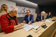Firma del convenio entre Fundación Atapuerca y Cajaviva Fundación Caja Rural para financiar la beca de investigación de Raquel Blázquez.