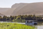El nuevo catamarán surcando el Sobrón