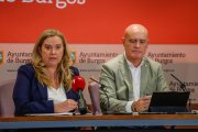 La alcaldesa, Cristina Ayala, y el concejal de Hacienda, Ángel Manzanedo, comparecían para abordar la subida de la tasa de basuras.