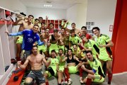 La plantilla del Mirandés celebra en el vestuario su primera victoria en la temporada.