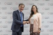 El rector Alberto Gómez Barahona y la presidenta de AJE Burgos, Lucía Echevarrieta.