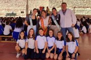 La reina y damas de fiestas visitaron ayer, con el concejal, el colegio Vera Cruz