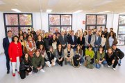 Foto de familia de los titulados en los programas mixtos de formación y empleo y representantes de las distintas administraciones que los impulsan.