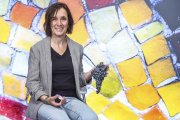 Araus, que es licenciada en Química por la Universidad de Burgos, posa con su producto y unas uvas.