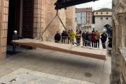 Imagen de la llegada de las polémicas puertas de Antonio López a la Catedral de Burgos.