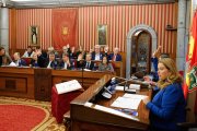 La alcaldesa, Cristina Ayala, y al fondo la bancada donde se sientan PP y Vox.
