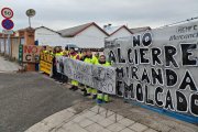 Concentración de los trabajadores del taller de Remolcado de Miranda en las instalaciones de Renfe.