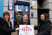 La suerte se abona a la calle Trinas: 'El Pulpo de la Suerte' reparte 400.000 € de un cuarto premio.