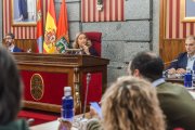 La alcaldesa, Cristina Ayala, se dirige al principal grupo de la oposición, el PSOE.