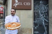 Félix Ángel Dieste, de El Cid Delicatessen, con un roscón de Reyes recién hecho.