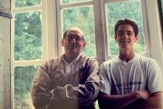 Germán posa con su abuelo Miguel Delibes en La Casona de Sedano.