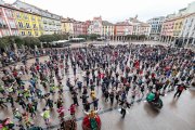 700 niños de 17 colegios de Burgos bailaron al mismo ritmo la jota burgalesa en la Plaza Mayor.
