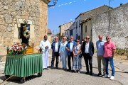 Imagen de la fiesta de acción de gracias en La Cueva de Roa el 23 de agosto de 2025 en la que aparecen representantes del PSOE de Aranda, algunos miembros de la corporación municipal y el Juez de Paz.
