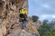 Técnicos inspeccionan con cuerdas el desprendimiento que mantiene cortada la N-232 en el norte de Burgos.