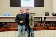 Acto de entrega de la recaudación en el mercado solidario.