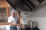 Javier Serrano es voluntario en el centro terapéutico donde orienta en las labores de cocina a algunos usuarios.